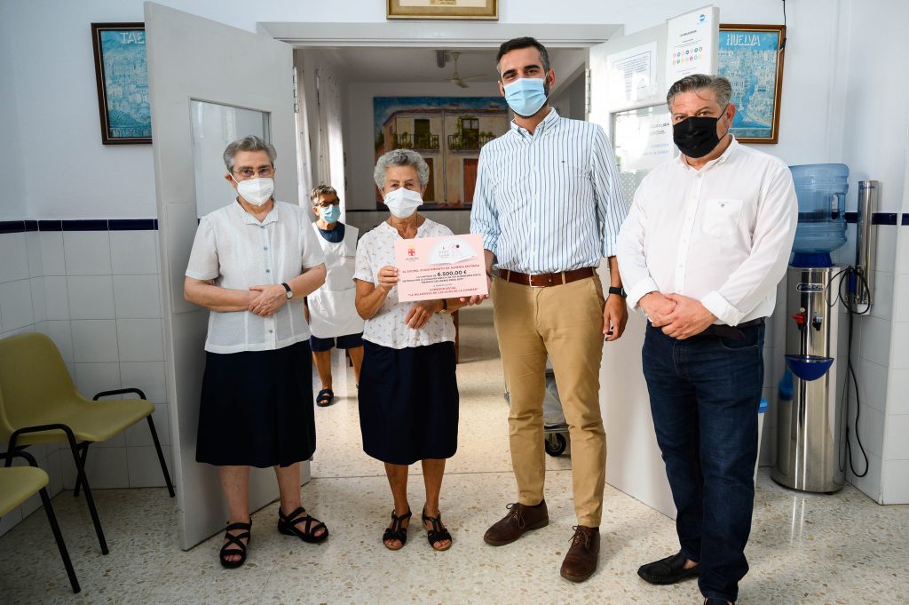 La imagen tiene un atributo ALT vacío; su nombre de archivo es donacion-recaudado-abanicos-006-1024x681.jpg