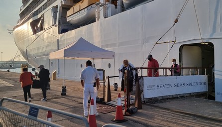 La imagen tiene un atributo ALT vacío; su nombre de archivo es 21.10.03.CruceroSevenSeasSplendroAlmeria_3.jpg