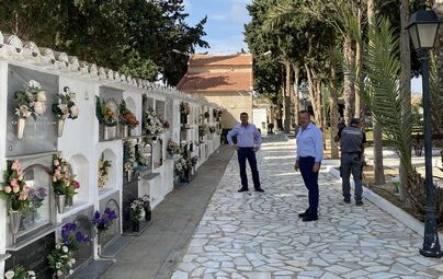 Alcalde y edil de Obras y Servicios revisando actuaciones en el Cementerio de Pulpí