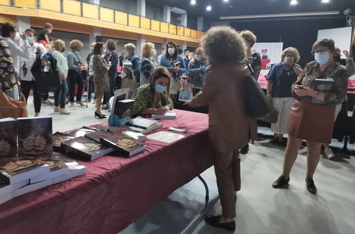 La imagen tiene un atributo ALT vacío; su nombre de archivo es ColasEnlaFirmadeEjemplares.jpg