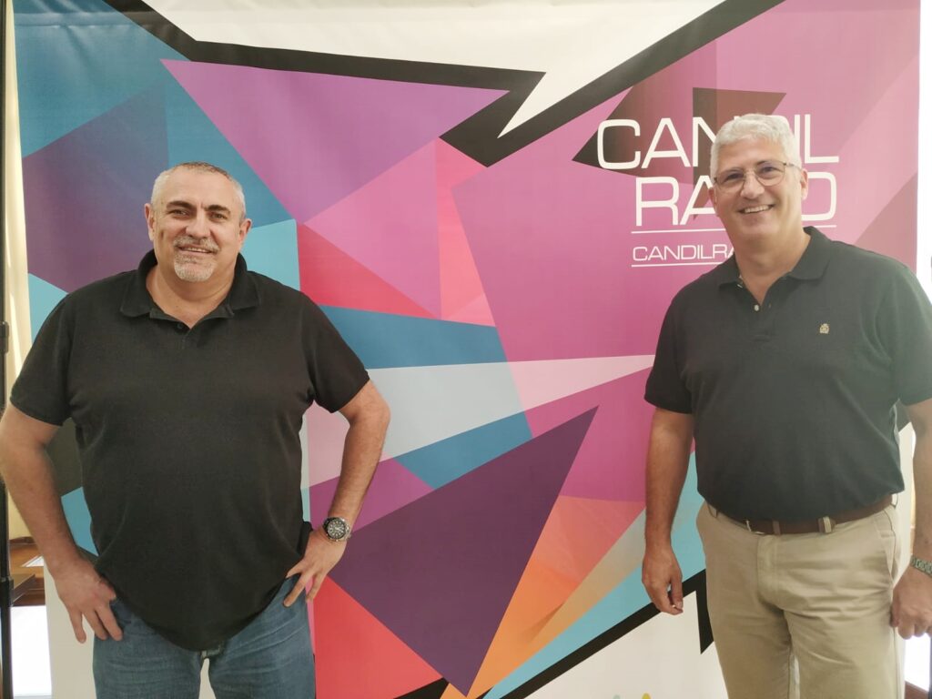 El alcalde, Ismael Torres, junto al director de Candil Radio, Juancho González