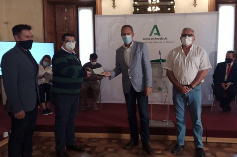 La imagen tiene un atributo ALT vacío; su nombre de archivo es Entrega-contratos-FPE-especialidades-Almeria-4-10-21-9.jpg