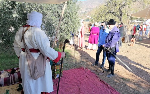 La imagen tiene un atributo ALT vacío; su nombre de archivo es Guzman-recorriendo-el-campamento-en-Padules-junto-al-alcalde.jpg