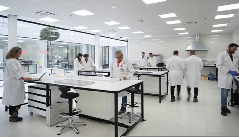 La imagen tiene un atributo ALT vacío; su nombre de archivo es Interior_Laboratorio_Centro_I_D_Cosentino_2.jpg