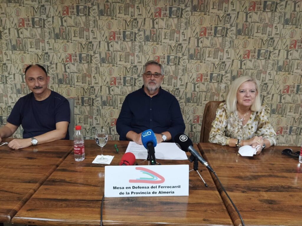 18-10-2021 Almería.-La Mesa del Tren convoca una concentración el 11 de noviembre contra el "aislamiento ferroviario".

   ALMERÍA, 18 (EUROPA PRESS) 

   La Mesa en Defensa del Ferrocarril ha convocado para el 11 de noviembre una concentración en protesta por el "aislamiento ferroviario" de la provincia y para exigir a Renfe que se recuperen "todos los trenes que circulaban antes del inicio de la pandemia" ya que "es necesario que la provincia recupere el tren que salía a las siete de la mañana hacia Granada y el talgo del mediodía con Madrid" para avanzar hacia la normalidad así como establecer "un nuevo tren nocturno entre Almería, Granada y Barcelona".

   La convocatoria, que tendrá lugar sobre las 19,30 horas en las puertas de la antigua estación bajo el lema 'La estación se queda con conexión', tiene como fin hacerse eco del "sentir general de todos los almerienses" para que la estación "siga teniendo el mismo uso ferroviario para el que se construyo hace 125 años".

   El coordinador de la mesa, José Carlos Tejada, ha trasladado la postura "reivindicativa" de la plataforma en especial "cuando vemos dilación o inacción" y "cuando el diálogo no lleva a ninguna parte" salvo a la "movilización". "Si hay que ponerse detrás de una pancarta lo hacemos con toda naturalidad y energía, pero ojo, no somos de los de quemar contenedores en nuestras acciones. Que coja el guante quien corresponda", ha trasladado.

   En este sentido, ha señalado la baja ejecución de los prepuestos generales de 2021 en el impulso de la Alta Velocidad entre Almería y Murcia, de modo que 2021 será "el de la gran decepción por la ilusión que había generado esa inversión millonaria para Almería" dado que "únicamente se gastarán un diez por ciento en el mejor de los casos de los 588 millones de euros contemplados en los PGE".

   Según los cálculos de la mesa, de los PGE del 2021 "no se ejecutarán en torno a 540 millones de euros" que son de "inversión plurianual", lo que en la práct