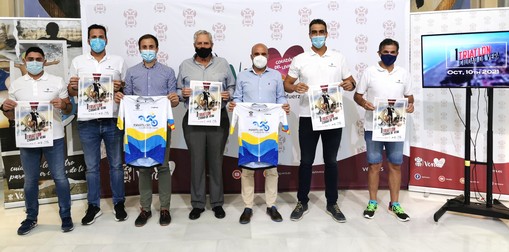 La imagen tiene un atributo ALT vacío; su nombre de archivo es MiembrosClubTribariaAlcaldeDiputadoYcondejalDeportes.jpg