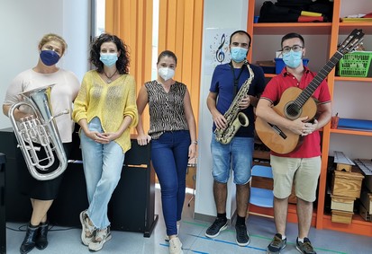 La imagen tiene un atributo ALT vacío; su nombre de archivo es ProfesoresEscuelaMusicaDiegoGarridoLopezYconcejalEducacionVERA.jpg