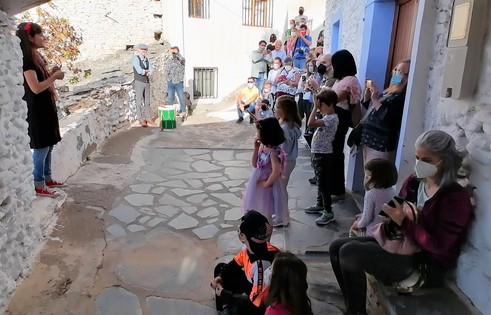 La imagen tiene un atributo ALT vacío; su nombre de archivo es Veleficuento.-Paula-Mandarina-cuenta-un-cuento-en-uno-de-los-parajes-del-municipio.jpg