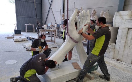 La imagen tiene un atributo ALT vacío; su nombre de archivo es elaboracion-escultura-homenaje-Escuela-Marmol.jpg