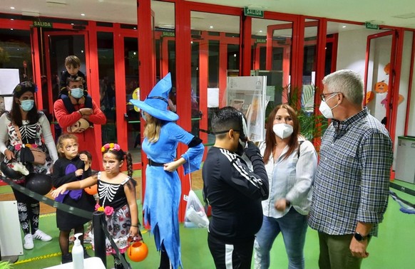 211101 El alcalde, Ismael Torres, da la bienvenida al Teatro a algunos de los participantes