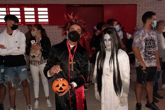 La imagen tiene un atributo ALT vacío; su nombre de archivo es 211101-El-concejal-de-Cultura-Manu-Abad-con-una-de-las-integrantes-del-grupo-de-baile.jpg