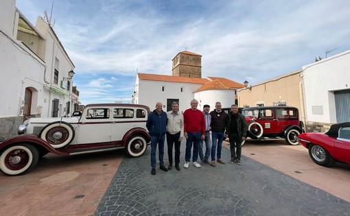 La imagen tiene un atributo ALT vacío; su nombre de archivo es 211106-alcalde-Juan-Antonio-Segura-el-ceo-de-Castillo-de-Tabernas-Rafael-Ubeda-y-miembros-del-club-de-coches-antiguos-2.jpg