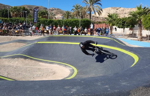 La imagen tiene un atributo ALT vacío; su nombre de archivo es 211107-Participante-absoluto-en-la-Copa-de-Espana-de-Pumptrack.jpeg
