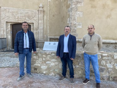 Alcalde y edil de Urbanismo en la colocación de la placa del Castillo de Terreros