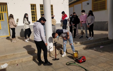 Alumnos del IES Mar Serena en el taller de astronáutica