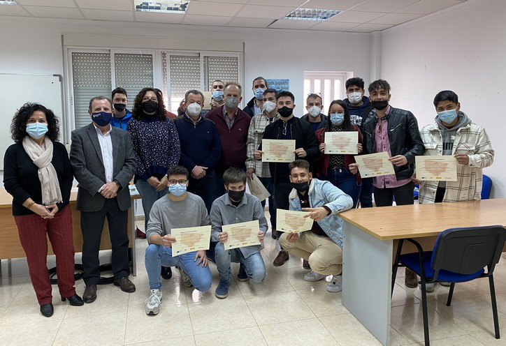 Autoridades locales en la entrega de diplomas a los alumnos del curso