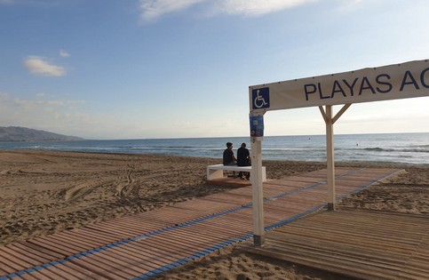 La imagen tiene un atributo ALT vacío; su nombre de archivo es BancosVeraConGente.jpg