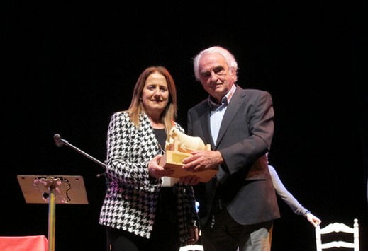 La imagen tiene un atributo ALT vacío; su nombre de archivo es EntregaReconocimientoConcejalAJose-Maria-Velazquez-Gaztelu.jpg