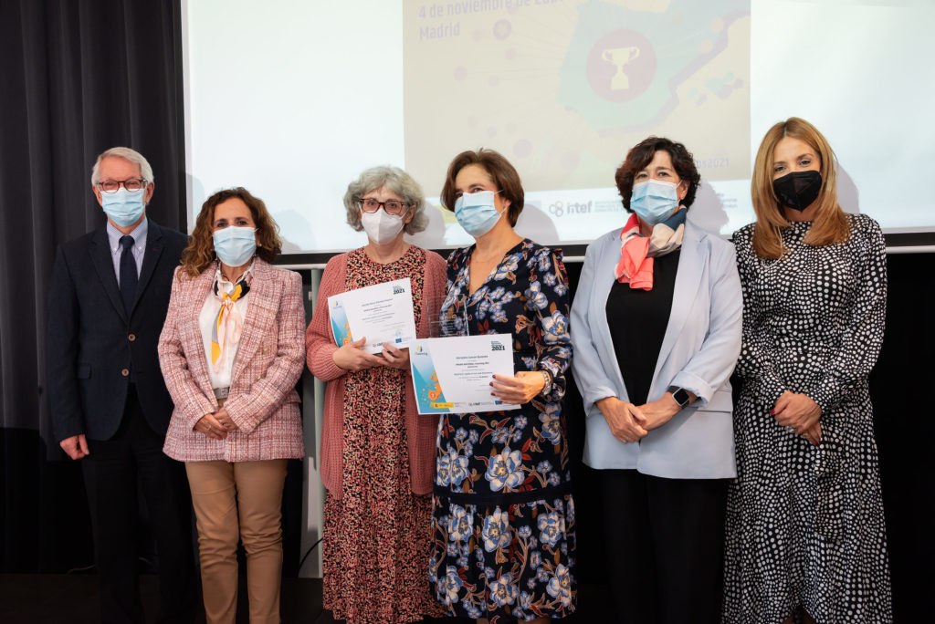 Los premiados recogiendo el galardón