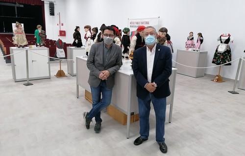 La imagen tiene un atributo ALT vacío; su nombre de archivo es MANUEL-GUZMAN-CON-FRANCISCO-TORRECILLAS-EN-LA-EXPOSICION-DE-INDUMENTARIA.jpg
