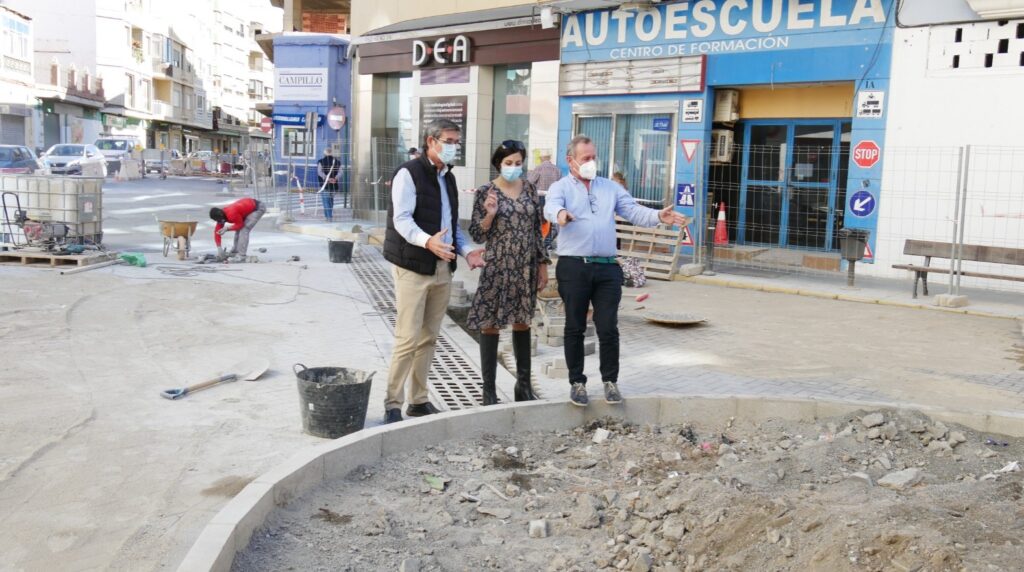 Recta final obras pavimentación cruce Natalio Rivas con carretera...