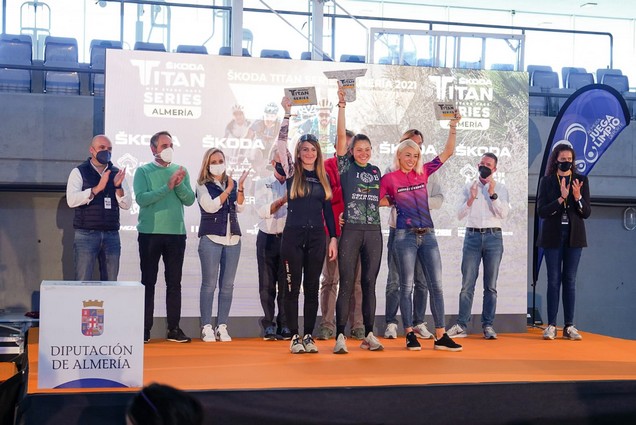 La imagen tiene un atributo ALT vacío; su nombre de archivo es 211212-Podio-absoluto-femenino.jpeg