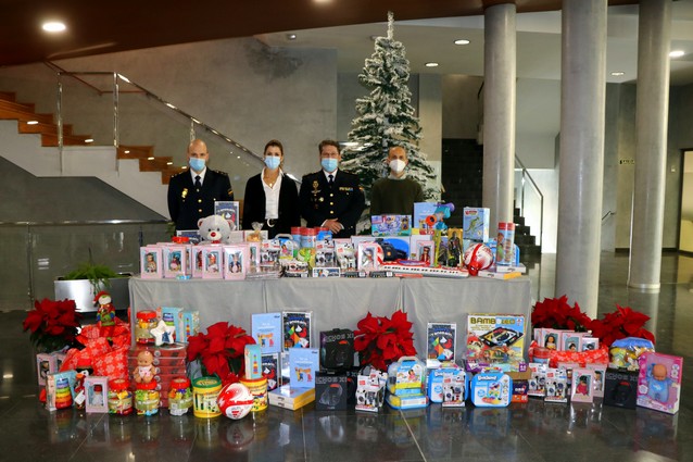211222 POLICÍA NACIONAL DONA JUGUETES 1