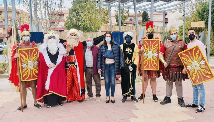 Alcaldesa y concejales junto a los Reyes Magos y varios romanos