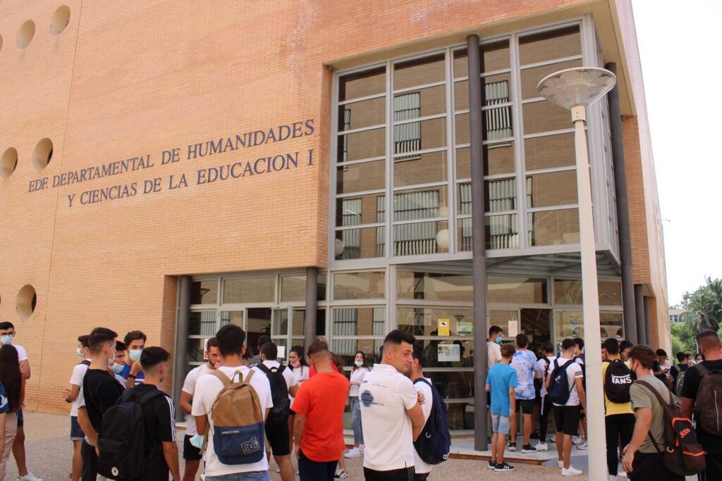 ESTUDIANTES-SALA-BIOCLIMÁTICA