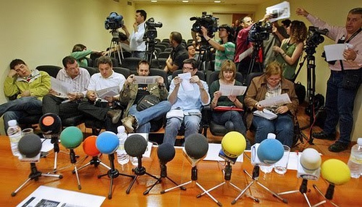 La imagen tiene un atributo ALT vacío; su nombre de archivo es periodistas-rueda-de-prensa.jpg