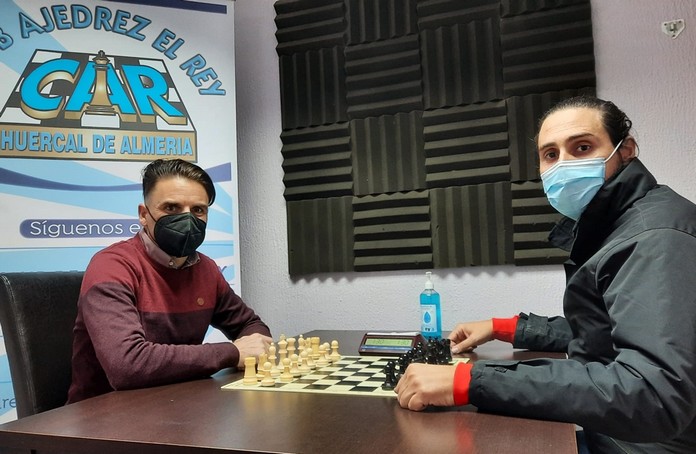 220126 El concejal de Deportes, Jesús Pomedio, y el delegado provincial de Ajedrez, Miguel Álvarez
