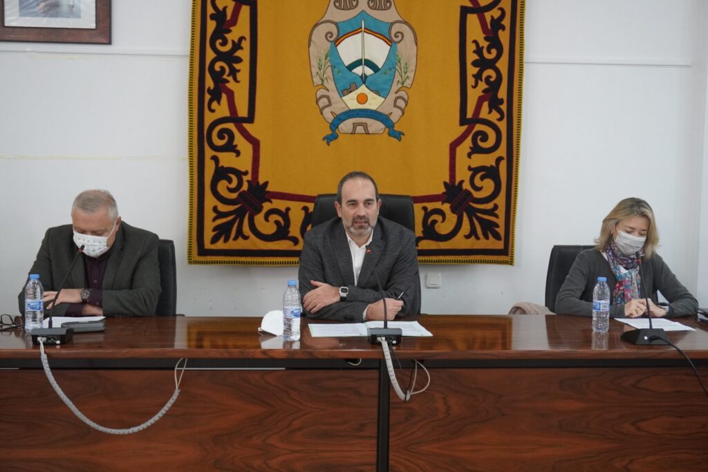 220128 Foto alcalde Carboneras (c), directora Relaciones Institucionales Endesa (d) y delegado de Empleo (izda)