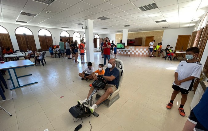 La imagen tiene un atributo ALT vacío; su nombre de archivo es El-diputado-Jose-Antonio-Garcia-en-una-de-las-actividades-del-circuito-de-E-sports-2.jpeg