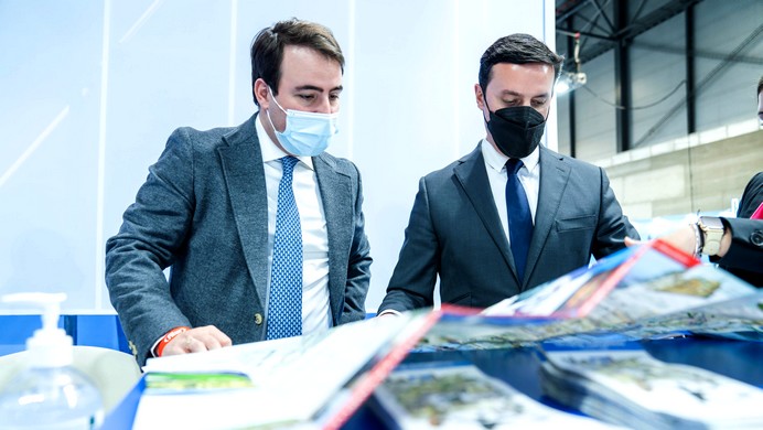 La imagen tiene un atributo ALT vacío; su nombre de archivo es Fernando-Gimenez-y-Javier-A.-Garcia-en-Fitur-2.jpg