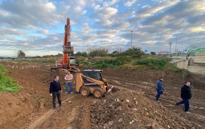 Alcalde de Pulpí y edil de Obras y Servicios visitando las actuaciones