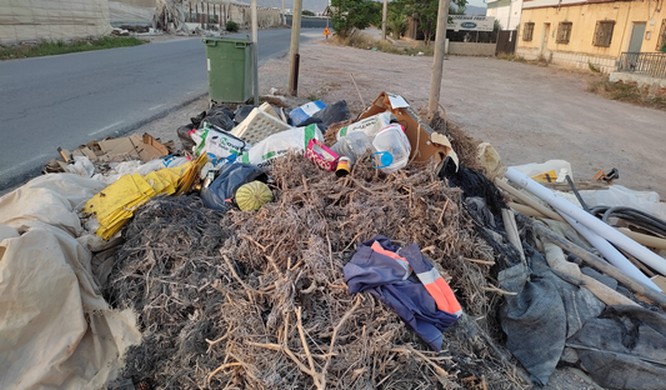 Basura en las calles de Vícar 1