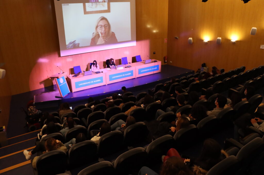 MUJER Y NIÑA EN LA CIENCIA