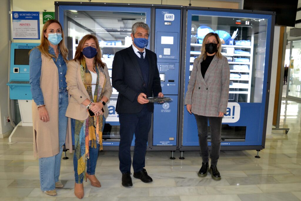 RECTOR VISITA TIENDA UAL