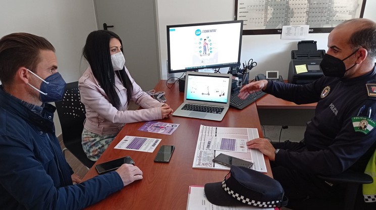 220311 Ayuntamiento y Policía Local llevarán la normativa de los patinetes eléctricos a los alumnos