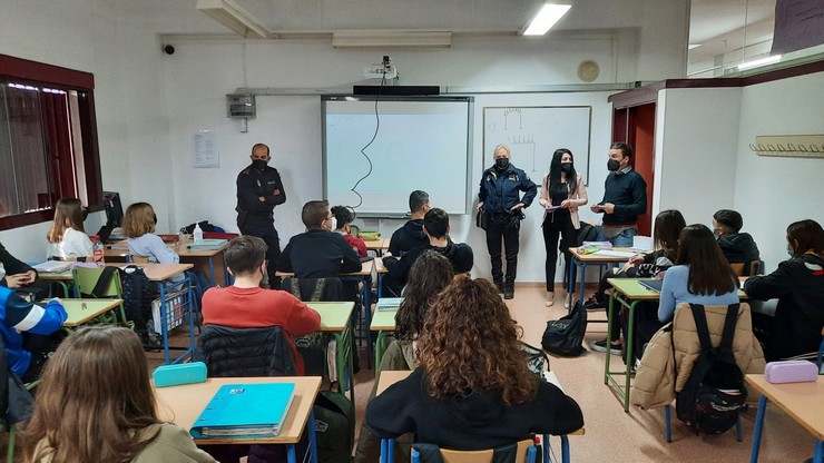 220314 Charla sobre el uso de patinetes eléctricos en el IES Carmen de Burgos