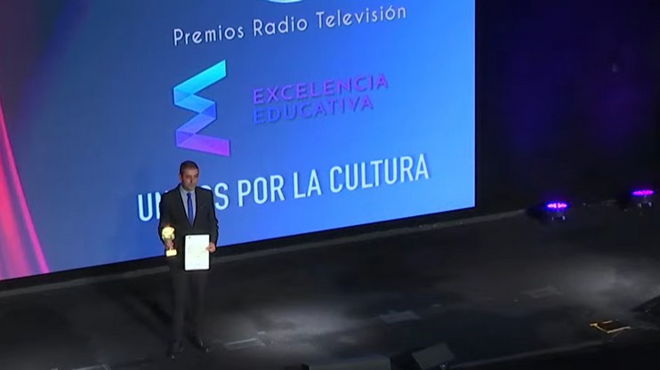 220318 Manu Abad recogiendo el premio