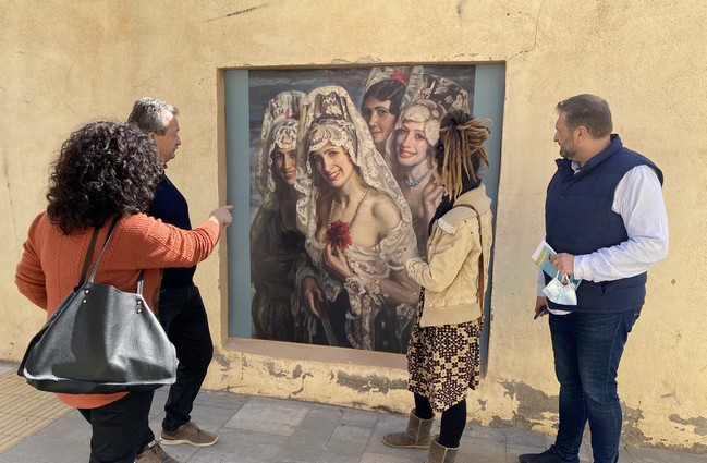 Alcalde y concejales durante la visita a las obras expuestas en el centro de Pulpí