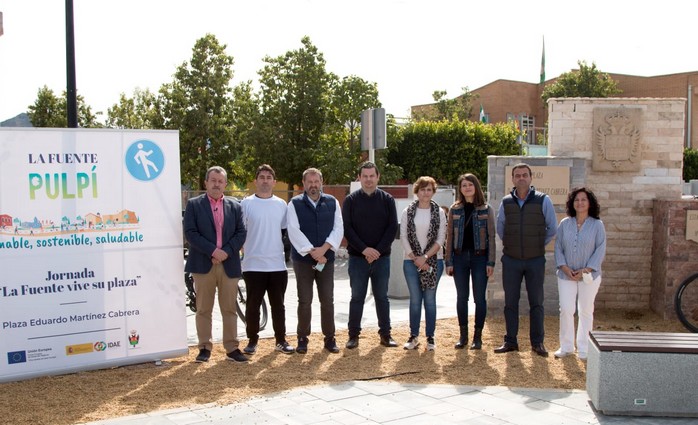 Autoridades locales durante la inauguración de la plaza de La Fuente