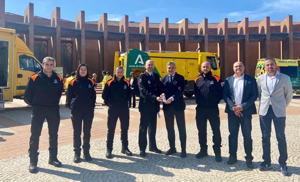 Con la medalla para Protección Civil