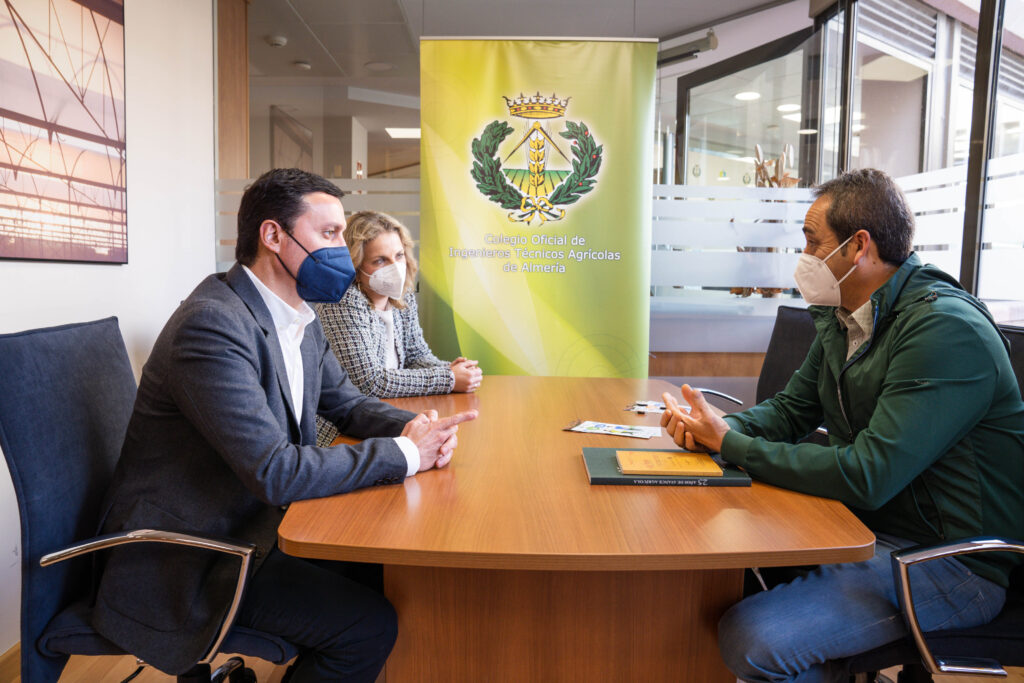 El presidente de la Diputación de Almería Javier Aureliano visita el  colegio de ingenieros agrícolas Junto a la diputada de promoción agroalimentaria María Luisa Cruz Escudero