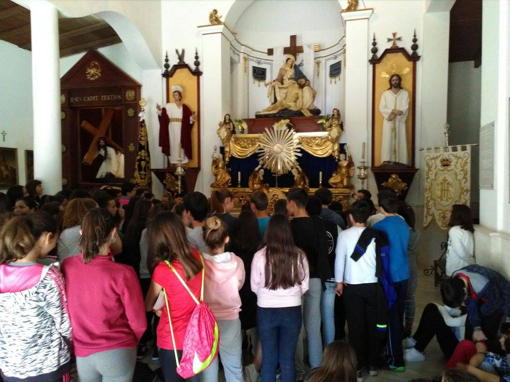 Escolares en una visita guiada, Foto de archivo.