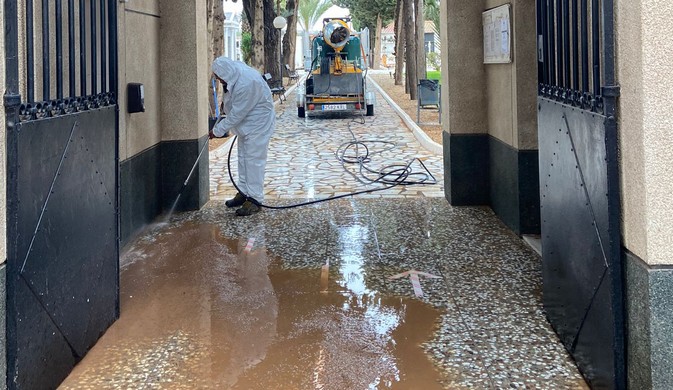 Labores de limpieza en Pulpí tras la calima