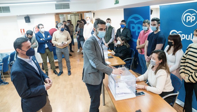 La imagen tiene un atributo ALT vacío; su nombre de archivo es RAMON-FERNANDEZ-PACHECO-VOTA-ALBERTO-NUNEZ-FEIJOO.jpg