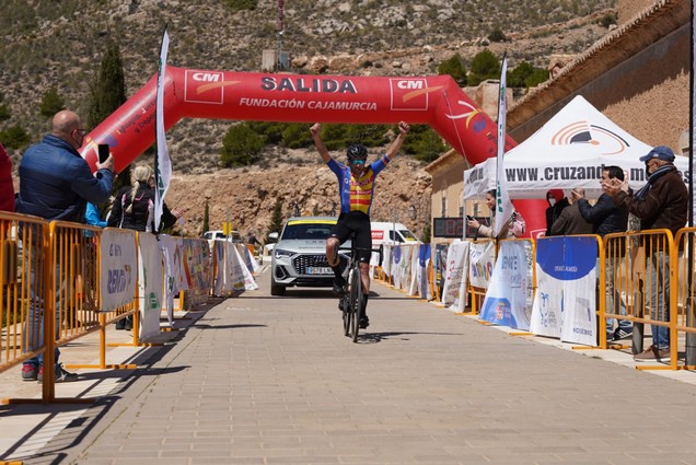 La imagen tiene un atributo ALT vacío; su nombre de archivo es 220402-El-ganador-entrando-en-la-meta.jpeg