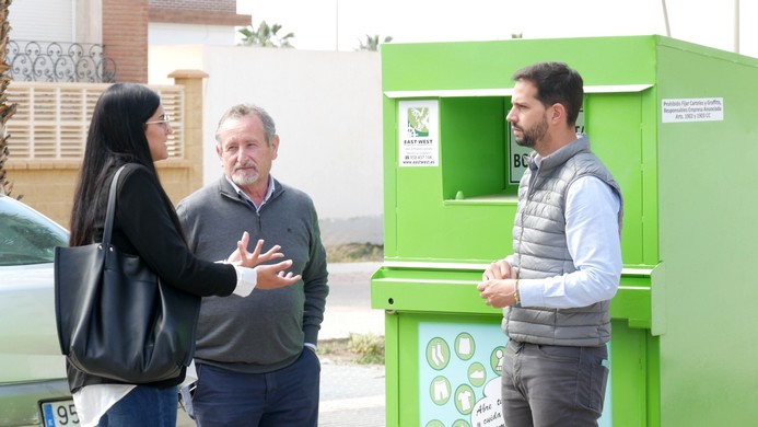 220428 Convenio de colaboración East West reciclaje textil 21 contenedor...